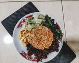 รูปขั้นตอนการทำที่ 8 ของ ข้าวผัดน้ำพริก เนื้อหวาน ไข่เจียว