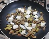 Foto del paso 3 de la receta: Espaguetis de calabacín con setas y salsa de queso🥒🍄🧀