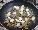 Foto del paso 3 de la receta: Espaguetis de calabacín con setas y salsa de queso🥒🍄🧀