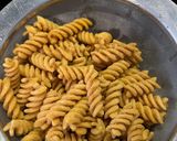 Foto langkah ke 5 dari resep Makaroni spiral pedas daun jeruk.