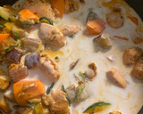 Foto del paso 4 de la receta: Pollo marinado al curry rojo con muchas verduras