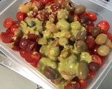 Une image de l'étape 6 de Salade de tomates cerises aux pickles, olives et feta.