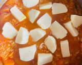Foto del paso 4 de la receta: ARROZ CON SALSA, QUESO Y POLLO EN TROZOS 🍚🥫🧀🍗(Arroz con pollo para los más chicos) 🍚🍗🧒🏻👦🏼👧🏻👦🏼🥕🫛
