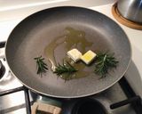 Foto del passaggio 2 della ricetta Tagliata di infracoste di manzo glassate e guanciale croccante