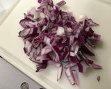 Une image de l'étape 4 de Salade de pommes de terre aux harengs, légumes et câpres.