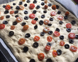 Foto del paso 5 de la receta: Focaccia de tomate cherry, olivas negras y romero