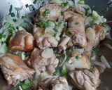Foto langkah ke 3 dari resep Ayam Kecap Wortel simple.