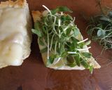 Foto del paso 8 de la receta: Bocadillo de pan de maíz con jamón, quesos y brotes