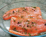 Foto del paso 4 de la receta: Riquísimo salmón marinado con sal y azúcar