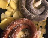 Burgonya ágyon sült hurka-kolbasz, párolt lilakáposztával recept fázis 1 fotója