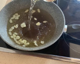 Foto del paso 1 de la receta: Espaguetis al vermú, coquinas y gambones