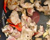 รูปขั้นตอนการทำที่ 3 ของ ผัดกวางตุ้งหมูพริก