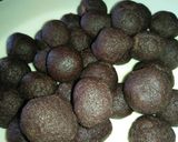 Foto langkah ke 3 dari resep Triples choco cake ball.