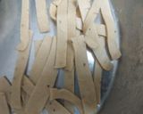 सूजी और आटे और सौंफ का नमकीन स्टिक (Suji aur aate aur saunf ka namkeen stick recipe in Hindi) रेसिपी चरण 6 फोटो