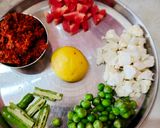 मिश्र भाज्यांचे लोणचे (Mix bhajyache lonche recipe in marathi) रेसिपी स्टेप 1 फोटो 