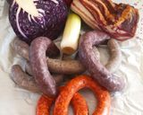 Póréhagymás, almás, lila káposzta, sült kolbásszal és hurkákkal recept fázis 1 fotója