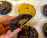 صورة لخطوة 2 من وصفة كوكيز نيويورك دبل تشوكلت (بحشو الشوكلت سبريد) 🍪