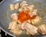รูปขั้นตอนการทำที่ 2 ของ หมูสไลด์ผัดซอสสุกี้