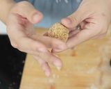Foto langkah ke 9 dari resep Mochi Wijen Isi Kacang Devina Hermawan.