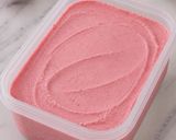 Foto langkah ke 3 dari resep Strawberry Ice Cream Ala Rumahan.