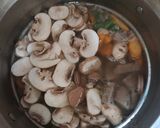 Foto langkah ke 4 dari resep Sup Jamur Kancing Wortel.