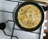 Foto del paso 3 de la receta: Tortilla de salmón y queso
