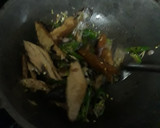 Foto langkah ke 4 dari resep Tumis tongkol daun kemanggi.