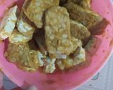 Foto langkah ke 2 dari resep Tempe tahu goreng bumbu kuning.