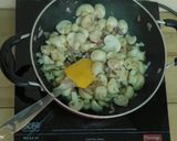 A picture of step 4 of Chilli garlic mushrooms.