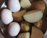 முட்டை உருளை கிழங்கு வறுவல் (Muttai urulaikilanku varuval recipe in tamil) ரெசிபி ஸ்டேப் 1 புகைப்படம்