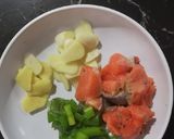 Gambar langkah 1 resipi Bubur Ikan Salmon.