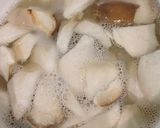 Hình bước làm 3 của món Canh mướp nấu nấm đùi gà và hạt sen