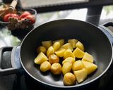 Hình bước làm 3 của món Khoai tây rim hắc xì dầu