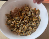 Foto del paso 6 de la receta: Alubias, ensalada, marisco en lata y jamón