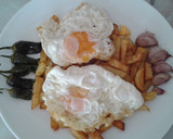 Foto del paso 7 de la receta: Huevos fritos con patatas, ajos enteros y pimientos de padrón