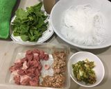 รูปขั้นตอนการทำที่ 1 ของ กะเพราวุ้นเส้นหมูเนื้อ