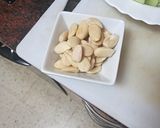 Foto del paso 1 de la receta: Crema de puerros, apio y almendras con pan frito