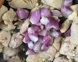Foto langkah ke 3 dari resep Ayam Oseng Bawang.