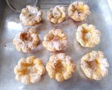 Foto langkah ke 5 dari resep Puff Pastry Flower With Strawberry & Cheese.