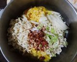 Foto langkah ke 3 dari resep Martabak mie keju pedas.