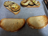 Tostas de verduras asadas con lomo embuchado