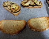 Foto del paso 3 de la receta: Tostas de verduras asadas con lomo embuchado