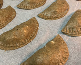 Foto del paso 5 de la receta: Empanadillas con masa de centeno integral y relleno de cebolla caramelizada, manzana y feta