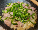 Foto del paso 4 de la receta: Salteado de magro de cerdo con champiñones y pimientos italianos
