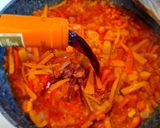 Foto del paso 4 de la receta: Filetes de cerdo en salsa de tomate y pimientos con patatas