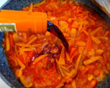 Foto del paso 4 de la receta: Filetes de cerdo en salsa de tomate y pimientos con patatas