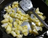 Foto langkah ke 3 dari resep Omelet isi kulkas..