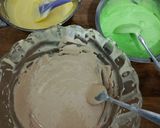 Foto langkah ke 6 dari resep Bolu Marmer 3 warna (hijau, kuning dan cokelat).