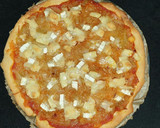 Foto del paso 6 de la receta: Pizza de cebolla caramelizada y queso de cabra