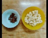 A picture of step 1 of Banana Chocolate milkshake.
